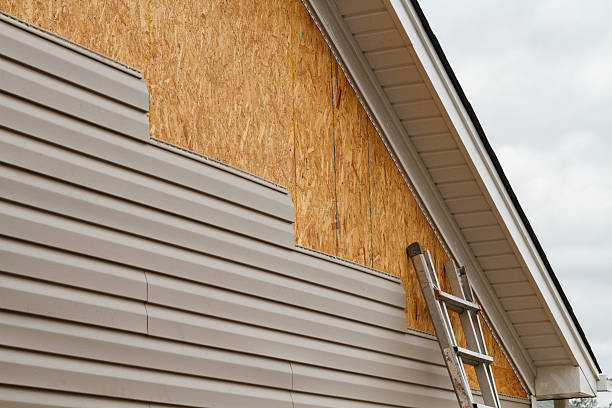 Professional Siding technician working in Gilbert, SC